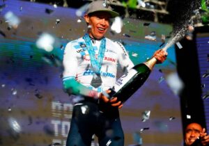 Miguel Ángel López celebrando su triunfo en la Vuelta a San Juan 2023