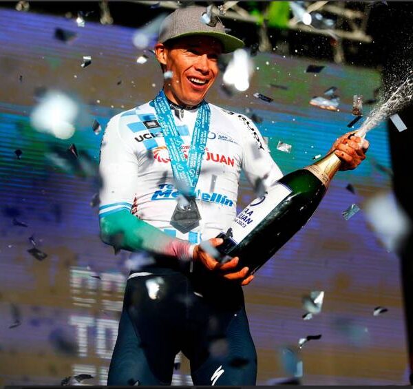 Miguel Ángel López celebrando su triunfo en la Vuelta a San Juan 2023