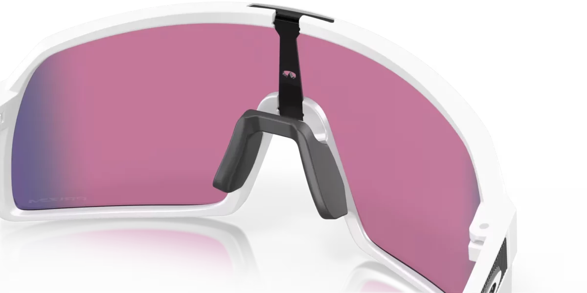 Gafas de sol Oakley Sutro S con lente color road detalle soporte nariz