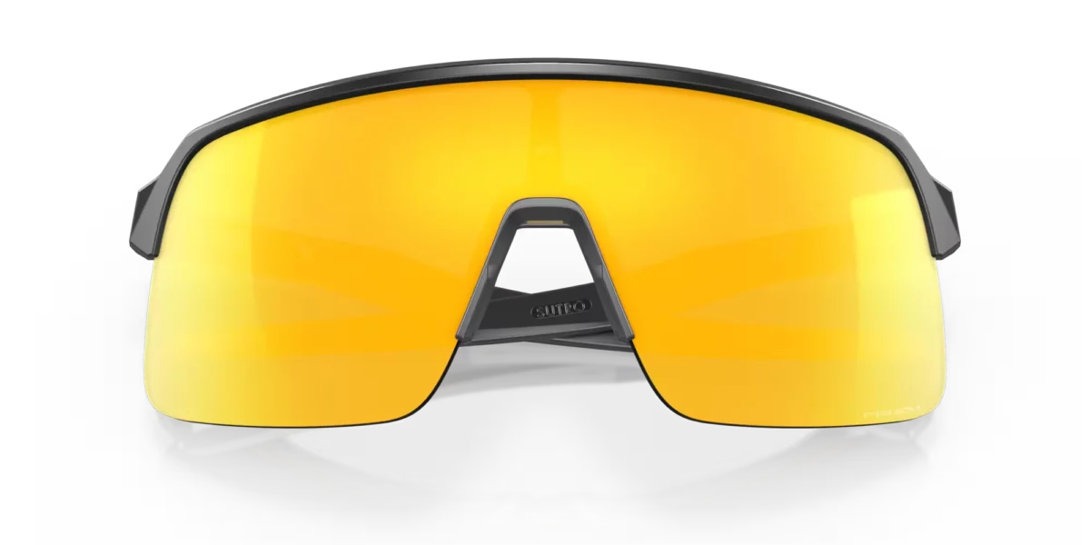 Gafas de sol Oakley Sutro Lite con lente color 24K vistas de frente cerradas