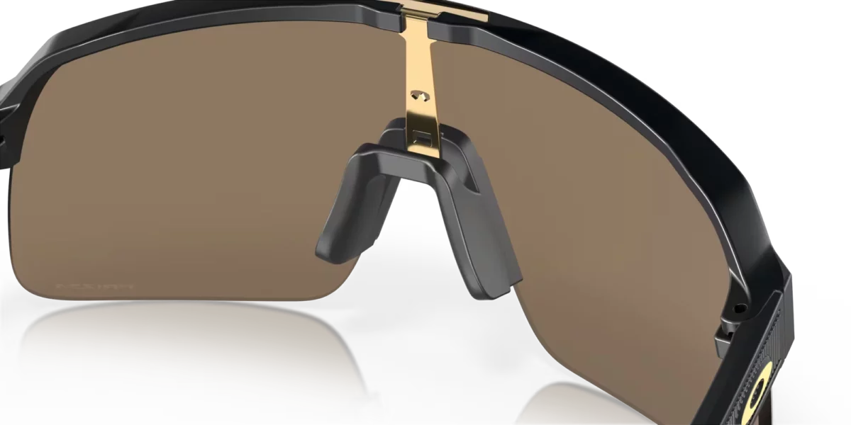 Gafas de sol Oakley Sutro Lite con lente color 24K detalle soporte nariz