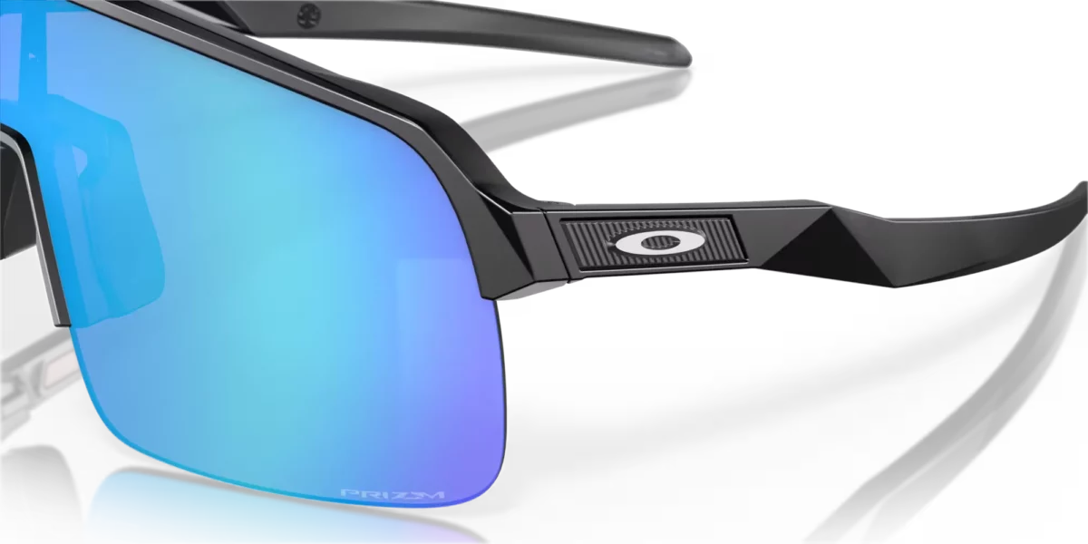 Gafas de sol Oakley Sutro Lite con lente color sapphire detalle lateral