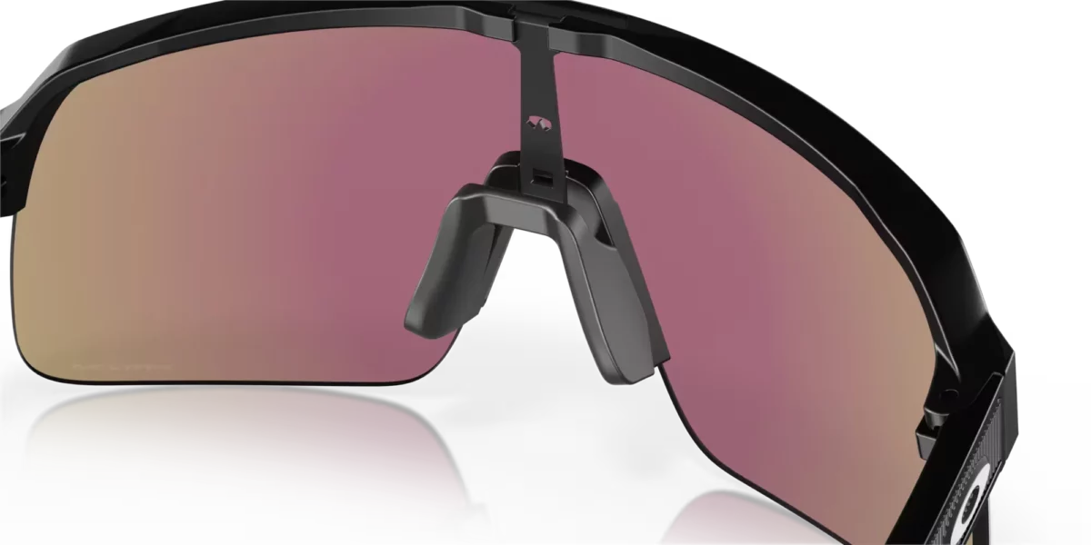 Gafas de sol Oakley Sutro Lite con lente color sapphire detalle soporte nariz