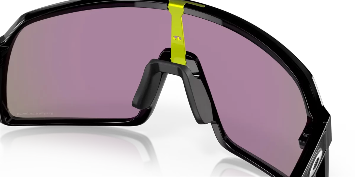 Gafas de sol Oakley Sutro con lente color jade detalle soporte nariz
