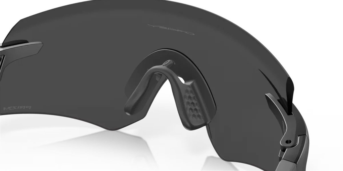 Gafas de sol Oakley Encoder con lente color negro detalle soporte nariz