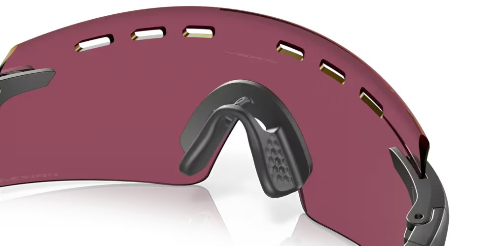 Gafas de sol Oakley Encoder Strike Vented con lente color road detalle soporte nariz