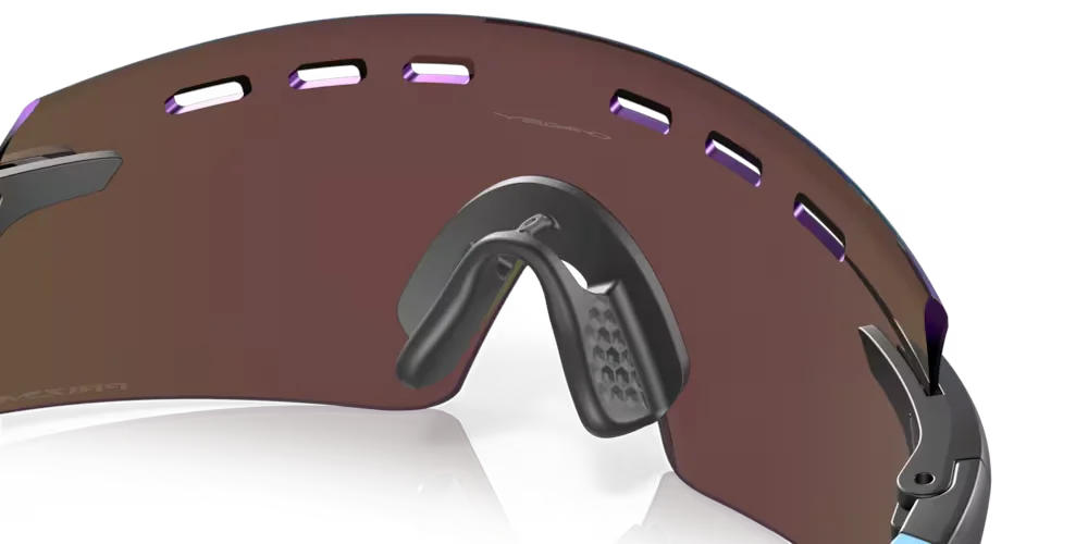 Gafas de sol Oakley Encoder Strike Vented con lente color sapphire detalle soporte nariz