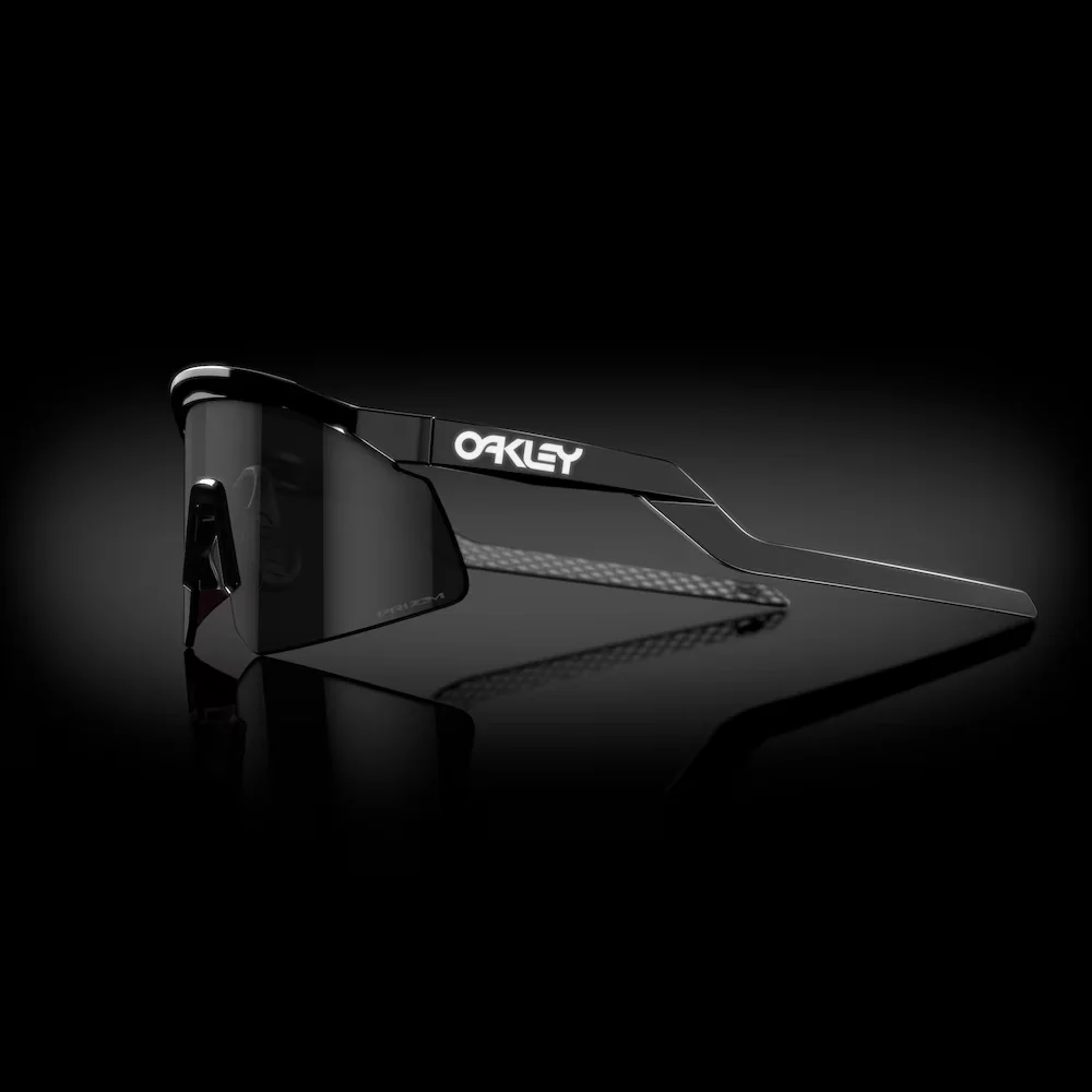Gafas de sol Oakley Hydra con lente color negro vista lateral
