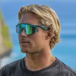 Hombre en la playa con gafas para sol Oakley Hydra