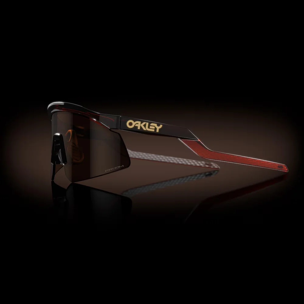 Gafas de sol Oakley Hydra con lente color tungsten vista lateral