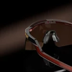 Gafas de sol Oakley Hydra con lente color tungsten detalle soporte nariz