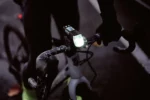 Persona en bicicleta con luz blanca Kryptonite Incite X8 encendida