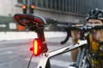 Bicicleta con luz trasera roja encendida en la ciudad