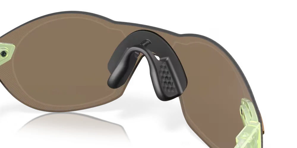 Gafas de sol Oakley ZubZero con lente color 24k detalle soporte nariz