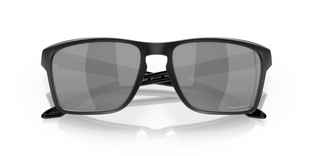 Gafas de sol Oakley Sylas con lente color prizm black vistas de frente cerradas