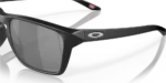 Gafas de sol Oakley Sylas con lente color prizm black detalle lateral