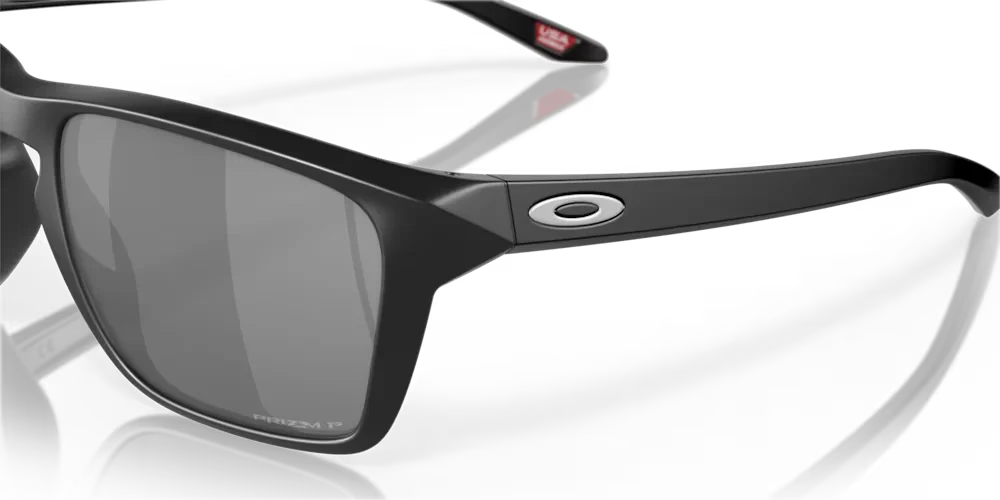 Gafas de sol Oakley Sylas con lente color prizm black detalle lateral