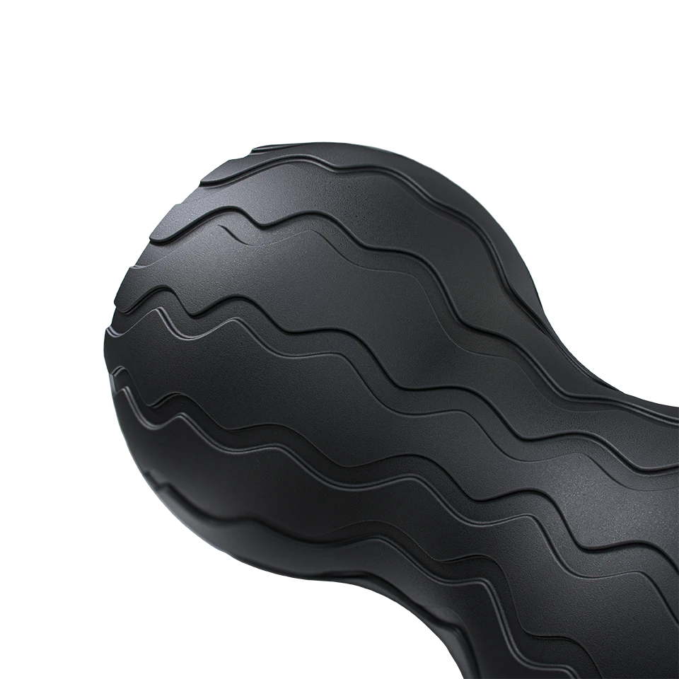 Detalle de la textura ondulada del rodillo vibratorio inteligente Wave Duo Therabody