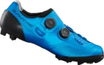 Zapatilla de montaña Shimano XC902 color azul vista lateral